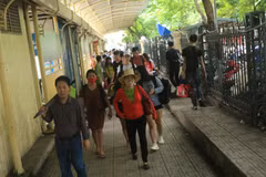 Hành khách ùn ùn trở về thủ đô sau kỳ nghỉ lễ Quốc khánh kéo dài 3 ngày. (Ảnh: PV/Vietnam+)