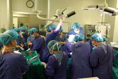 Các bác sỹ trong ca phẫu thuật tại bênh viện Việt Đức. (Ảnh: VNA cung cấp)