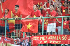 Người hâm mộ vui mừng sau chiến thắng lịch sử của Olympic Việt Nam để lọt vào Bán kết ASIAD 18. (Ảnh: Hoàng Linh/TTXVN)