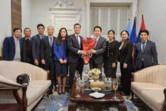 Hai phái đoàn đại diện thường trực Việt Nam và CHDCND Lào tại Liên hợp quốc chụp ảnh lưu niệm. (Ảnh: TTXVN phát)