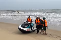 Quảng Bình: Tàu cá bị chìm, các ngư dân được ứng cứu vào bờ an toàn