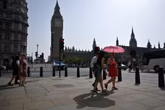 Người dân di chuyển dưới trời nắng gắt tại London, Anh ngày 6/9/2023. (Ảnh: AFP/TTXVN)