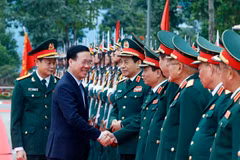 Chủ tịch nước Võ Văn Thưởng với lãnh đạo Bộ Quốc phòng, lãnh đạo Tổng cục II và các sỹ quan chỉ huy Lữ đoàn K3. (Ảnh: Thống Nhất/TTXVN)