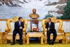 Đại tướng Vilay Lakhamphong, Phó Thủ tướng, Bộ trưởng Bộ Công an Lào tiếp thân mật Thượng tướng Lương Tam Quang cùng đoàn. (Ảnh: Phạm Kiên/TTXVN)