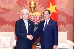 Phó Chủ tịch Quốc hội Trần Quang Phương tiếp Thống đốc tỉnh Tochigi (Nhật Bản) Fukuda Tomikazu. (Ảnh: Phạm Kiên/TTXVN)