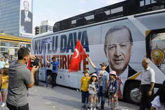 Ảnh vận động tranh cử của Tổng thống Recep Tayyip Erdogan trên một đường phố ở Ankara. (Ảnh: THX/TTXVN)