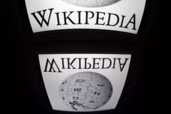 Biểu tượng Wikipedia trên màn hình máy tính bảng ở Paris, Pháp. (Nguồn: AFP/TTXVN)