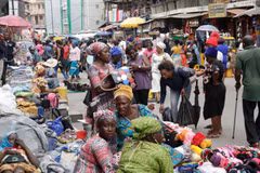 Người dân trên một đường phố ở Lagor, Nigeria. (Nguồn: AP)