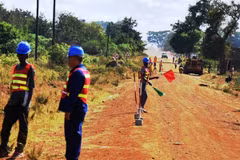 Công nhân Uganda làm việc tại một đoạn đường trong dự án của Công ty Đường sắt số 3. (Nguồn: monitor.co.ug)