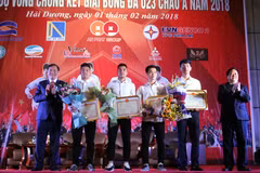 Bí thư Tỉnh ủy Hải Dương Nguyễn Mạnh Hiển (ngoài cùng, bên trái) và Chủ tịch UBND tỉnh Hải Dương Nguyễn Dương Thái (ngoài cùng, bên phải) tặng Bằng khen, động viên 4 cầu thủ. (Ảnh: Mạnh Tú/TXVN)