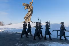 Binh sỹ Nga diễu hành kỷ niệm 75 năm chiến thắng lịch sử Stalingrad tại Volgograd, ngày 2/2. (Nguồn: THX/TTXVN)