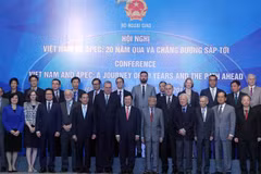 Phó Thủ tướng, Bộ trưởng Bộ Ngoại giao Phạm Bình Minh và các đại biểu chụp ảnh chung. (Ảnh: Lâm Khánh/TTXVN)