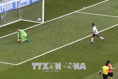 Tiền đạo Carlos Vela (phải) của Mexico ghi bàn mở tỷ số vào lưới tuyển Hàn Quốc từ chấm phạt đền trong lượt trận thứ 2 bảng F vòng chung kết World Cup 2018 diễn ra ở Rostov-on-Don, Nga ngày 23/6. (Nguồn: THX/ TTXVN)