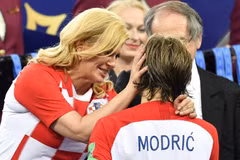 Tổng thống Croatia Kolinda Grabar-Kitarovic an ủi đội trưởng Luka Modric. (Nguồn: AP)