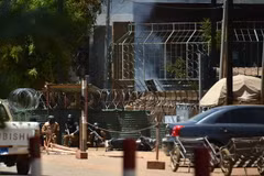 Lực lượng an ninh Burkina Faso được triển khai sau vụ nổ ở Ouagadougou ngày 2/3. (Nguồn: AFP/TTXVN)