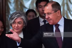 Ngoại trưởng Hàn Quốc Kang Kyung-wha và người đồng cấp Nga Sergei Lavrov. (Nguồn: Getty)