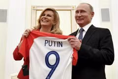 Tổng thống Kolinda Grabar-Kitarovic tặng áo thi đấu của đội tuyển Croatia cho Tổng thống Nga Vladimir Putin. (Nguồn: AP)