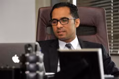 Tỷ phú Mohammed Dewji tại văn phòng ở Dar es Salaam, Tanzania ngày 23/4/2015. (Ảnh: AFP/TTXVN)
