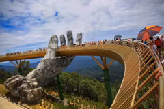 Cầu Vàng trên đỉnh Bà Nà Hills. (Ảnh: TTXVN)