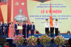 Phó Chủ tịch nước Đặng Thị Ngọc Thịnh trao Huân chương Độc lập hạng Nhì của Chủ tịch nước tặng Trường Trung học Phổ thông Huỳnh Thúc Kháng. (Ảnh: Tá Chuyên/TTXVN)