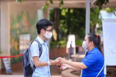Trong mỗi mùa thi, hình ảnh các lực lượng tham gia tiếp sức cho các thí sinh tại các điểm thi không còn lạ lẫm. (Ảnh: PV/Vietnam+)