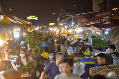Đêm trước ngày 8/3, chợ hoa Quảng An (Hà Nội) lại càng nhộn nhịp, tấp nập cảnh kẻ bán người mua. (Ảnh: Minh Sơn/Vietnam+)
