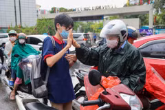 Sáng 12/6, sĩ tử thi vào cấp 3 trên khắp Hà Nội sẽ bắt đầu buổi thi đầu tiên. (Ảnh: Minh Sơn/Vietnam+)