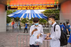 Chiều 7/7, các thí sinh bước bước vào môn thi thứ hai của Kỳ thi tốt nghiệp trung học phổ thông năm 2021 môn Toán, theo hình thức trắc nghiệm, thời gian làm bài 90 phút. (Ảnh: Minh Sơn/Vietnam+)