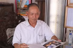 Ông Phạm Xuân Phong, Phó Chủ tịch Hội Chữ thập đỏ xã Hải Minh (Nam Định) xem danh sách những người đã hiến tặng giác mạc. (Ảnh: Công Luật/TTXVN)