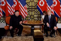 Tổng thống Mỹ Donald Trump và Chủ tịch Triều Tiên Kim Jong-un tại cuộc gặp. (Ảnh: TTXVN)
