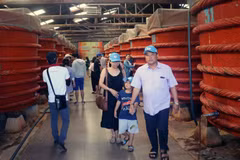 Khách du lịch tham quan khu sản xuất nước mắm tại Nhà thùng nước mắm Khải Hoàn trên đảo Phú Quốc (Kiên Giang). (Ảnh: Lê Huy Hải/TTXVN)