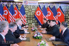 Tổng thống Mỹ Donald Trump (thứ 3, trái) và Chủ tịch Triều Tiên Kim Jong-un trong cuộc gặp tại Hội nghị thượng đỉnh Mỹ-Triều lần hai tại Hà Nội. (Ảnh: AFP/TTXVN)