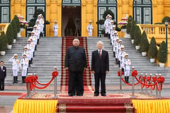 Tổng Bí thư, Chủ tịch nước Nguyễn Phú Trọng và Chủ tịch Triều Tiên Kim Jong-un trên bục danh dự, thực hiện nghi lễ chào cờ. (Ảnh: Trí Dũng/TTXVN)