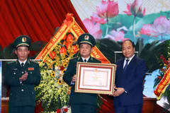 Thủ tướng Nguyễn Xuân Phúc trao tặng Huân chương Quân công hạng Nhất của Chủ tịch nước cho lực lượng Bộ đội Biên phòng. (Ảnh: Thống Nhất/TTXVN)