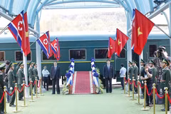 Tất cả đã vào vị trí, sẵn sàng cho Lễ tiễn Chủ tịch Triều Tiên Kim Jong-un về nước, kết thúc chuyến tham dự Hội nghị thượng đỉnh Mỹ-Triều Tiên lần thứ hai và thăm hữu nghị chính thức Việt Nam. (Ảnh: Doãn Tấn/TTXVN)