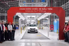 Ngày 6/3, tại Hải Phòng, chiếc xe VinFast Lux SA 2.0 đầu tiên đã lăn bánh khỏi dây chuyền lắp ráp, đánh dấu thành công của chu trình sản xuất thử nghiệm dòng ôtô thương mại made in Vietnam. (Ảnh: Tuấn Hải)
