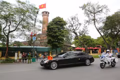 Đoàn xe của Chủ tịch Triều Tiên Kim Jong-un di chuyển qua khu vực Cột cờ Hà Nội trên đường Điện Biên Phủ để đến Phủ Chủ tịch, nơi diễn ra Lễ đón chính thức. (Ảnh: Thành Đạt/TTXVN)