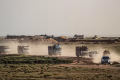 Xe tải chở người dân rời làng Baghouz, tỉnh Deir Ezzor, Syria, ngày 25/2/2019. (Ảnh: AFP/ TTXVN)