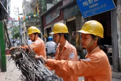 EVN Hà Nội kiểm tra đường dây và xử lý sự cố nhằm đảm bảo điện mùa mưa bão (Ảnh: EVN Hà Nội)