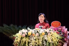 Chủ tịch Ủy ban MTTQ Việt Nam tỉnh Bắc Ninh Nguyễn Thị Hà phát biểu tại Đại hội. (Ảnh: Thanh Thương/TTXVN)