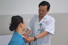 Bác sỹ thăm khám bệnh nhân sau ca phẫu thuật. (Ảnh: TTXVN phát)