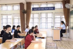 Các thí sinh nghe phổ biến quy chế thi Kỳ thi tốt nghiệp THPT 2024 tại điểm thi Trường THPT chuyên Chu Văn An, thành phố Lạng Sơn. (Ảnh: Anh Tuấn/TTXVN)