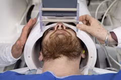 Một tình nguyện viên tham gia thử nghiệm máy chụp MRI. (Nguồn: AFP)
