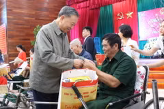 Đại tướng Tô Lâm, Ủy viên Bộ Chính trị, Bộ trưởng Bộ Công an tặng quà Tết cho các thương, bệnh binh tại Trung tâm điều dưỡng thương binh Thuận Thành. (Ảnh: Thanh Thương/TTXVN)