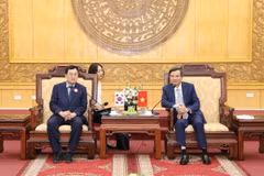 Đại diện lãnh đạo hai địa phương trao đổi về những tiềm năng, thế mạnh của các địa phương. (Ảnh: Đức Phương/TTXVN)
