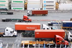 Xe container vào cảng Cát Lái. (Ảnh: Hồng Đạt/TTXVN)