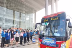 Lãnh đạo tỉnh Bình Dương tiễn thanh niên công nhân về quê. (Ảnh: Dương Chí Tưởng/TTXVN)