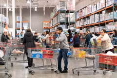 Khách hàng mua sắm tại siêu thị ở Foster City, California, ngày 21/12/2023. (Ảnh: THX/TTXVN)