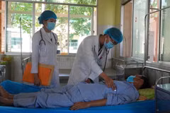 Bác sỹ thăm khám cho bệnh nhân đang điều trị lao. (Ảnh: Nhựt An/TTXVN)