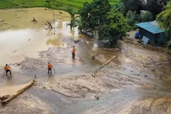 Lực lượng Quân đội vẫn đang tiếp tục tìm kiếm nạn nhân tại Làng Nủ trong ngày thứ 8 xảy ra lũ ống, lũ quét. (Ảnh: Hoàng Hiếu/TTXVN)